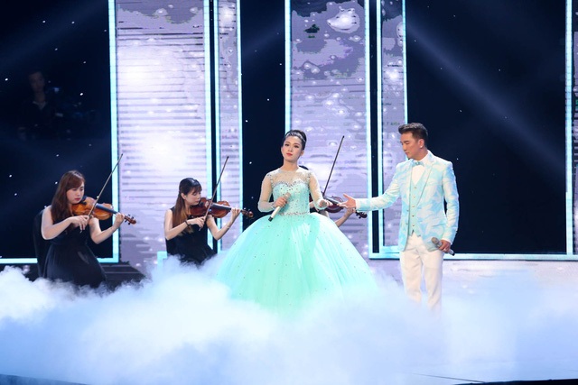 “Người phán xử xử Mẹ chồng”, học trò Đàm Vĩnh Hưng bị “ném đá” - 2 Trước những công kích không ngừng nghỉ của những người phản đối kết quả chung kết, HLV - ca sĩ Đàm Vĩnh Hưng đã thẳng thắn “đáp trả”: “Không chỉ riêng ở chương trình này, mà hầu như ở bất cứ cuộc thi nào, người thắng cuộc cũng bị áp lực vì dư luận cứ soi mói, tị nạnh, so sánh với người này người kia. Nhưng showbiz là như vậy”.