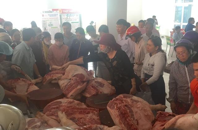 Hàng trăm người chen chân mua thịt lợn giá rẻ - 2 Hàng trăm con heo được trong sáng nay