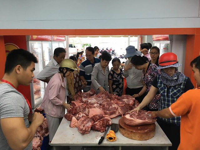“Giải cứu” thịt heo làm nóng nghị trường TPHCM - 1 Thịt heo đang ế vì không có thương lái mua, người dân phải tổ chức giải cứu