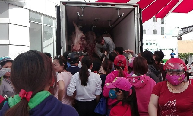 Hàng trăm người chen chân mua thịt lợn giá rẻ - 1 
Khi thịt lợn được vận chuyển từ lò mổ đến đã có hàng trăm người dân đứng đợi sẵn ở xe.