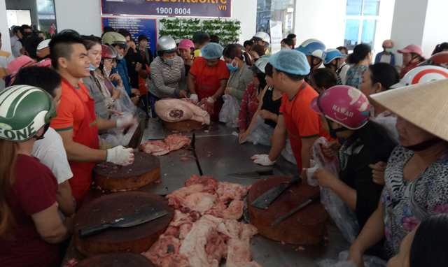 Hàng trăm người chen chân mua thịt lợn giá rẻ - 3 
Rất đông người dân chờ mua thịt lợn giá rẻ.
