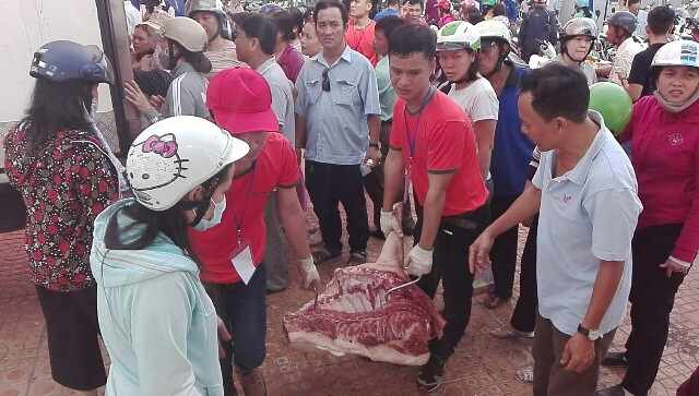 Hàng trăm người chen chân mua thịt lợn giá rẻ - 5 Đây là chương trình hỗ trợ chăn nuôi - trợ giá người tiêu dùng