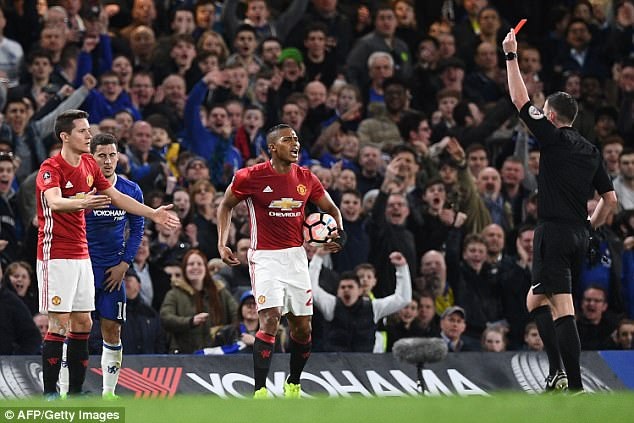 Ander Herrera phải nghỉ thi đấu 2 trận sau chiếc thẻ đỏ ở trận gặp Chelsea