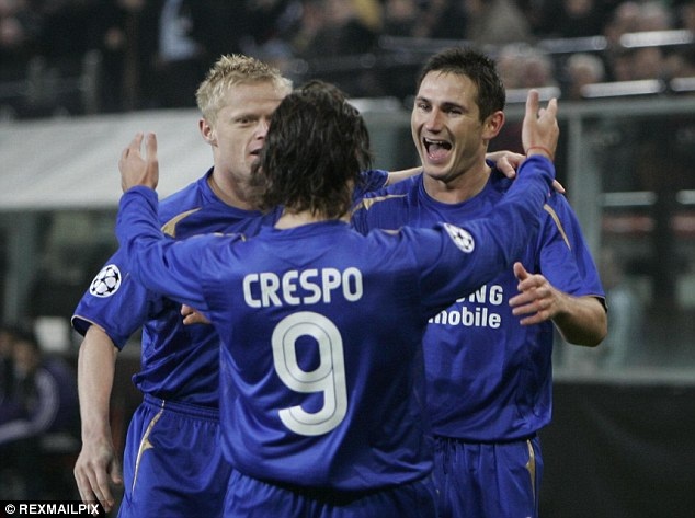 Vì sao CĐV Chelsea lại phản đối Morata mặc áo số 9? - 3
Hernan Crespo (giữa)