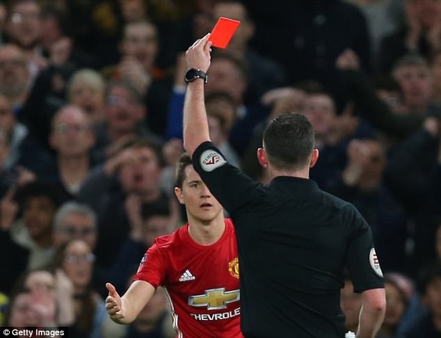 Tranh cãi gay gắt về chiếc thẻ đỏ của Ander Herrera trước Chelsea - 1 Ander Herrera nhận thẻ đỏ chỉ sau 35 phút thi đấu