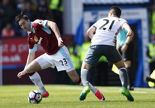 Burnley 0-2 MU: Ngày của Martial và Rooney - 3
Stephen Ward (trái) nỗ lực đi bóng vượt qua sự truy cản của Ander Herrera (phải)