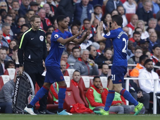 
Herrera (phải) rời sân chỉ sau 63 phút thi đấu
