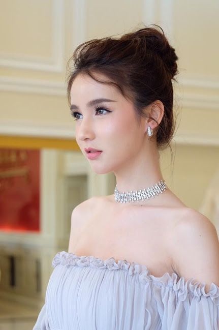 Cận cảnh nhan sắc của tân hoa hậu chuyển giới Thái Lan trước khi phẫu thuật thẩm mỹ - 9
Yoshi Rinrada Thurapan tiến hành chuyển giới cách đây hơn 2 năm. Cô từng tham gia đóng phim và là người mẫu ảnh trước khi dự thi Hoa hậu.