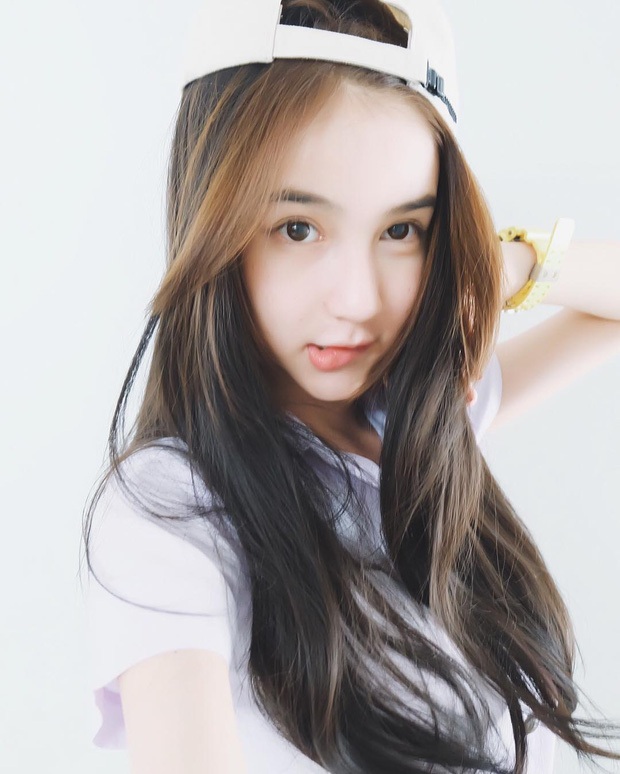 Cận cảnh nhan sắc của tân hoa hậu chuyển giới Thái Lan trước khi phẫu thuật thẩm mỹ - 18
Yoshi thổ lộ, cô luôn ao ước được trở thành con gái từ khi 15 tuổi, đặc biệt là khi cô trưởng thành trong môi trường toàn phụ nữ.