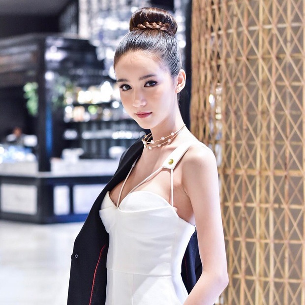 Cận cảnh nhan sắc của tân hoa hậu chuyển giới Thái Lan trước khi phẫu thuật thẩm mỹ - 15
Yoshi Rinrada Thurapan được truyền thông Thái Lan gọi là “thiên thần”. Có thông tin cho rằng, vẻ đẹp của cô là nhờ dao kéo thẩm mỹ và người đẹp 20 tuổi thừa nhận cô từng phẫu thuật nâng ngực, sửa môi. Những đường nét còn lại là hoàn toàn tự nhiên.