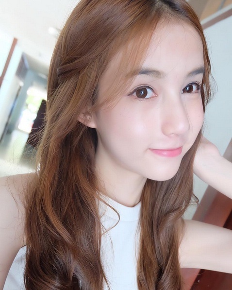Cận cảnh nhan sắc của tân hoa hậu chuyển giới Thái Lan trước khi phẫu thuật thẩm mỹ - 23
Năm 2014, cô trở nên nổi tiếng nhờ thành công của seri phim truyền hình Lovesick: The Series. Yoshi Rinrada lúc này trông đã rất nữ tính và dịu dàng. Song, cô gái trẻ kể rằng, thời điểm năm 2014, cô chưa hề phẫu thuật chuyển giới.