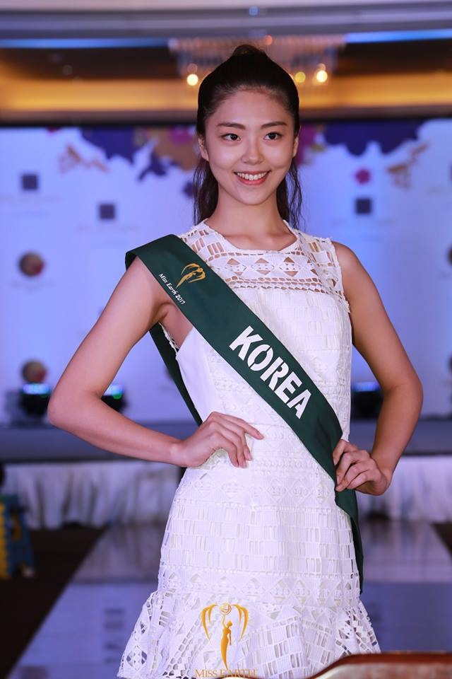 Hà Thu thử thách "đọ" mặt "mộc" với các thí sinh Hoa hậu Trái đất 2017 - 32
Hoa hậu Hàn Quốc