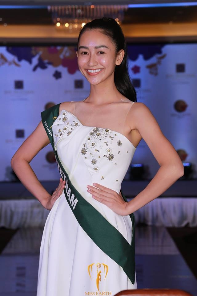 Hà Thu thử thách "đọ" mặt "mộc" với các thí sinh Hoa hậu Trái đất 2017 - 2
Đại diện của Việt Nam luôn nở nụ cười tươi tắn và rạng ngời.