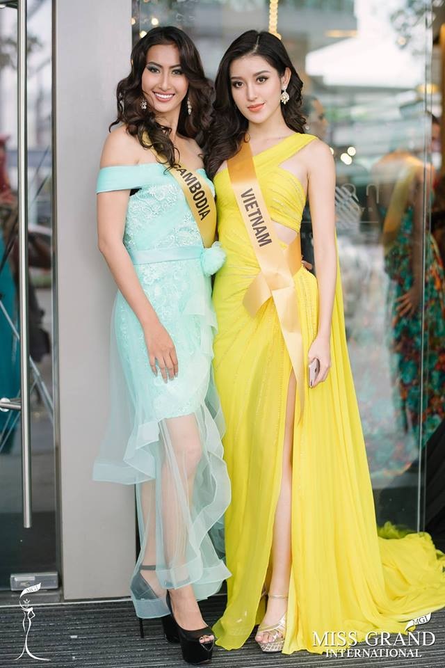 80 nhan sắc của Miss Grand International 2017 đến Việt Nam - 4 Á hậu Huyền My chụp ảnh lưu niệm cùng người đẹp Campuchia