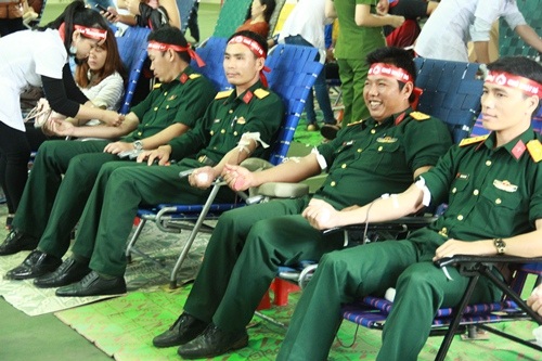 
Nụ cười tươi của các chiến sĩ tham gia hiến máu
