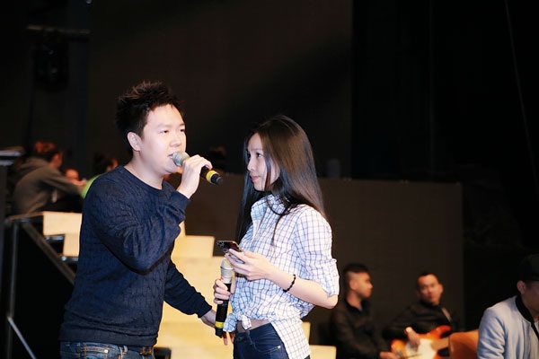 Tuấn Hưng gây sốc khi thơm má… Lê Hiếu - 5 Tuấn Hưng gây sốc khi thơm má… Lê Hiếu - 5