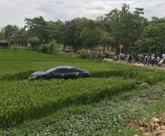 Lại chuyện đạp nhầm chân ga! - 1
Sau khi gây tai nạn nghiêm trọng, chiếc xe bay xuống ruộng lúa.