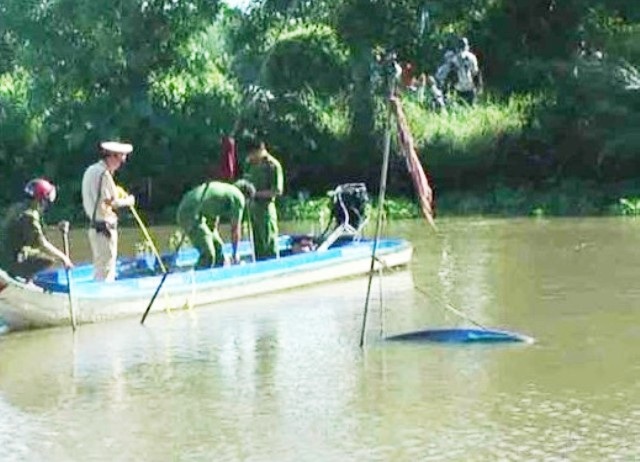 Phát hiện người đàn ông nằm chết trên xuồng máy - 1 Hiện trường vụ tai nạn.