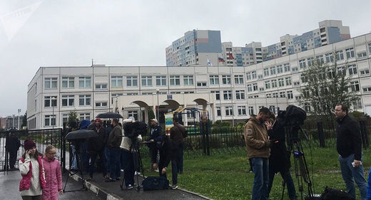 Nga: Học sinh 15 tuổi dùng rìu và súng tấn công trường học - 1
Đám đông tập trung bên ngoài trường sau vụ tấn công (Ảnh: Sputnik)