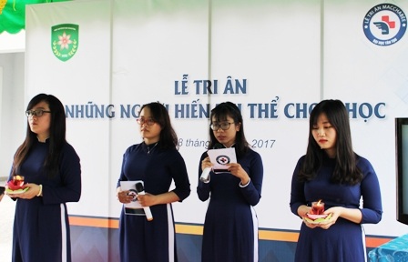 Tri ân những “người thầy im lặng” của ngành y - 1 Sinh viên y khoa tri ân những người hiến xác phục vụ giảng dạy, nghiên cứu