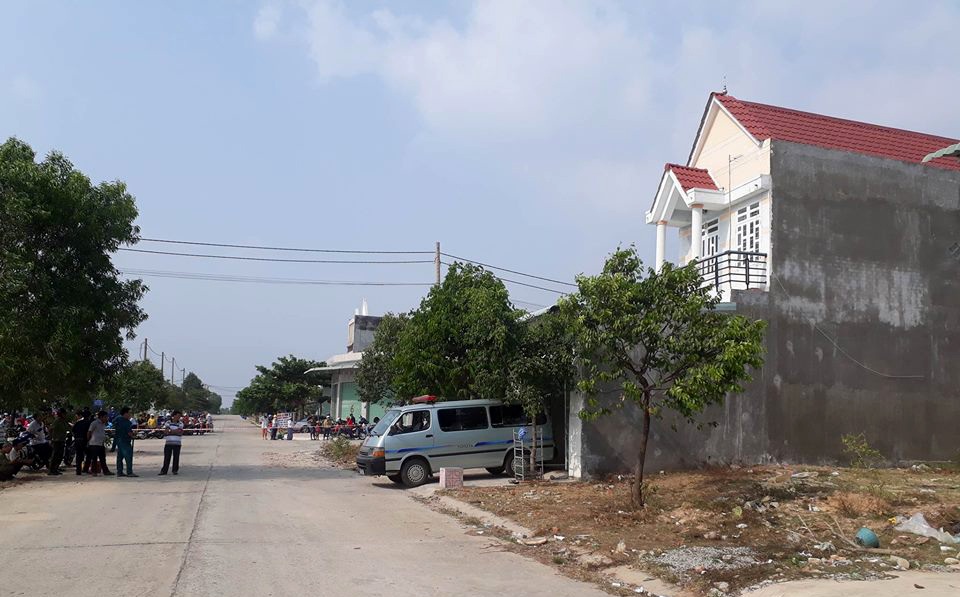 Cháu bé bàng hoàng phát hiện cha mẹ tử vong trong nhà - 1 Cháu bé bàng hoàng phát hiện cha mẹ tử vong trong nhà - 1