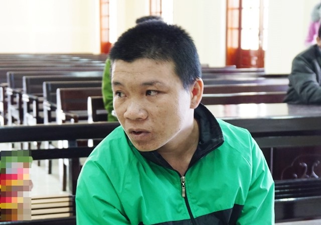Xâm hại bé gái 13 tuổi bên cạnh ông nội ngủ say - 1 Vi Văn Tâm tại phiên tòa