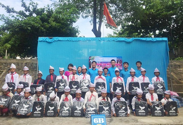 Chàng du học sinh đưa sách về vùng lũ quét - 3 Những món quà ý nghĩa của nhóm Book For You đến với học sinh Tà Cạ trước thềm năm học mới