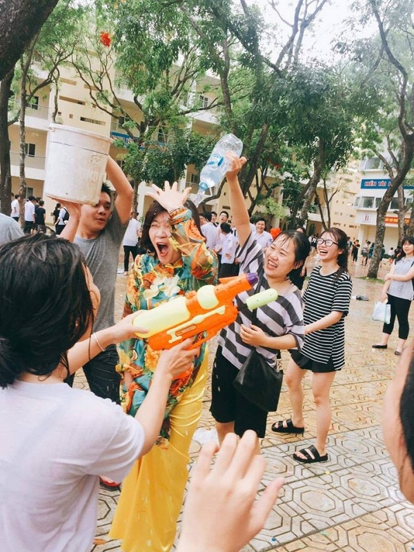 Cô Hiệu trưởng làm DJ chơi nhạc trong lễ chia tay học trò cuối cấp - 4 Cô không ngại ướt đẫm khi cùng học trò chơi té nước. Cô giáo mong rằng đây sẽ là một kỷ niệm đáng nhớ với học trò lớp 12.
