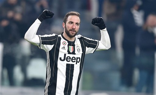 Higuain là người hùng của Juventus khi đóng góp cú đúp