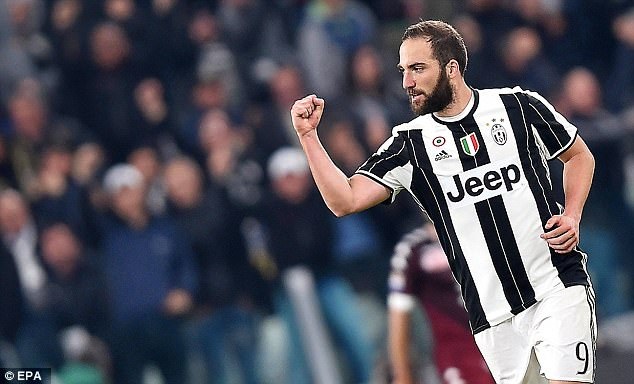 Thoát thua ở phút 92, Juventus chưa thể vô địch Serie A - 2 Thậm chí, Juventus đã nhờ tới bàn thắng muộn của Higuain để thoát thua