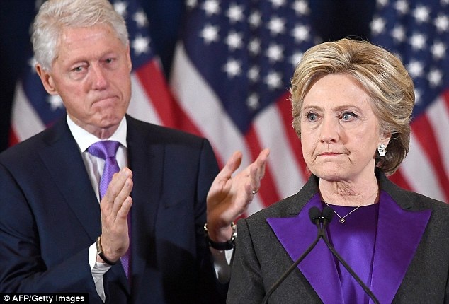 
Cựu Ngoại trưởng Mỹ Hillary Clinton và cựu Tổng thống Bill Clinton phát biểu trước những người ủng hộ ở New York, Mỹ khi bà chấp nhận thất bại trước tỷ phú Donald Trump trong cuộc bầu cử hôm 8/11 (Ảnh: AFP)
