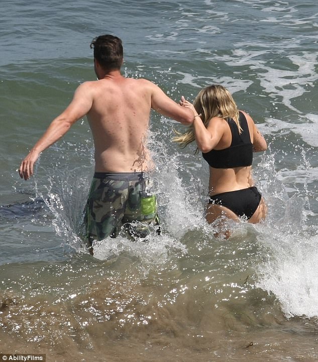 Hilary Duff hạnh phúc bên bạn trai doanh nhân điển trai - 18
Trước khi hò hẹn với Ely, Hilary từng có mối quan hệ 3 tháng với nhạc sĩ Matthew Koma. Cặp đôi hò hẹn từ đầu tháng 3 và tới tháng 6 thì chia tay với lý do Matthew quá bận với những chuyến lưu diễn nên không có thời gian dành cho bạn gái. Ngay sau đó, Hilray nhận lời tỏ tình của Ely.