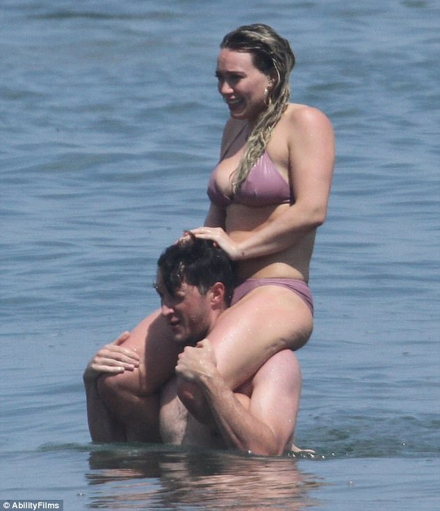 Hilary Duff hạnh phúc bên bạn trai doanh nhân điển trai - 6
Bạn trai hiện tại của cựu công chúa Disney là CEO của một công ty tư vấn kinh doanh. Anh được bạn bè của Hilary nhận xét lịch thiệp, chân thành và hết mực quan tâm nữ diễn viên nổi tiếng.