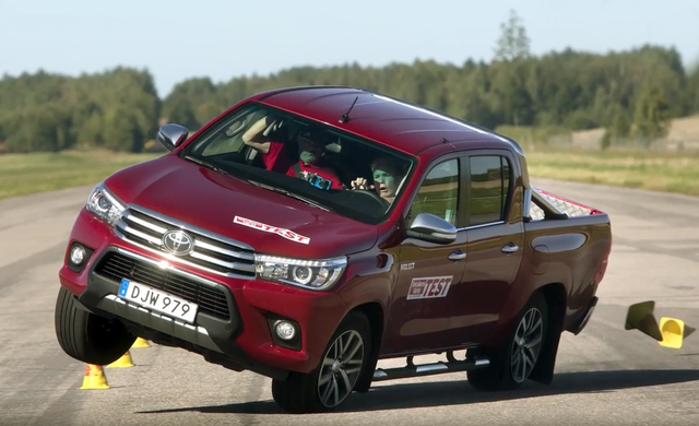 Phân khúc bán tải tháng 8/2017: Toyota Hilux rơi đáy - 1 Tình hình kinh doanh của Hilux thực sự đang là vấn đề đau đầu của Toyota Việt Nam.