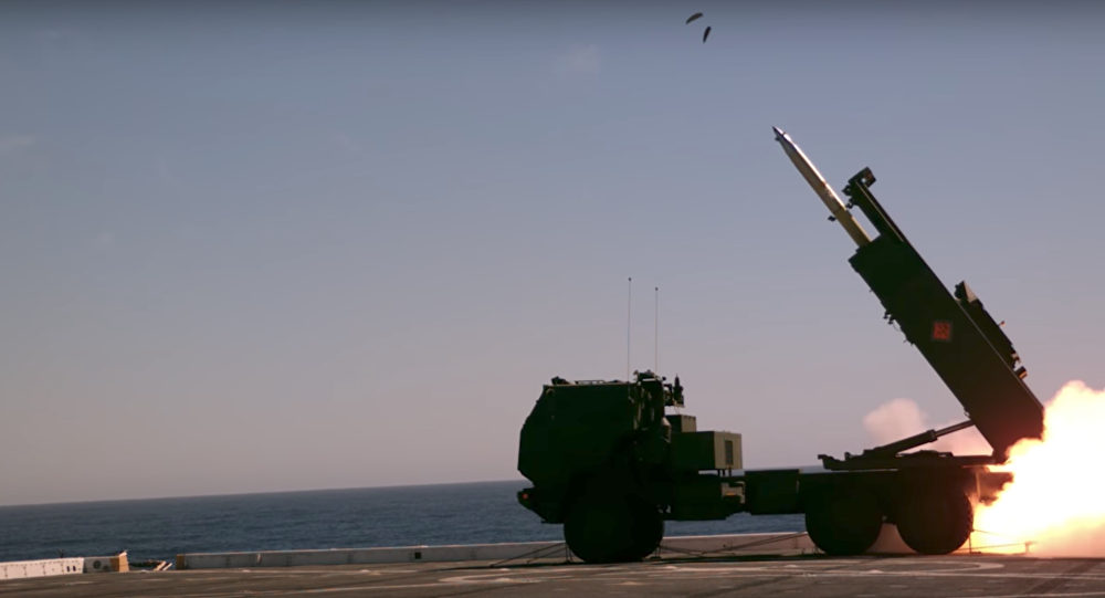 Mỹ thử nghiệm siêu pháo phản lực HIMARS - 1 Hệ thống rocket pháo binh có tính cơ động cao (HIMARS) (Ảnh: Hải quân Mỹ)