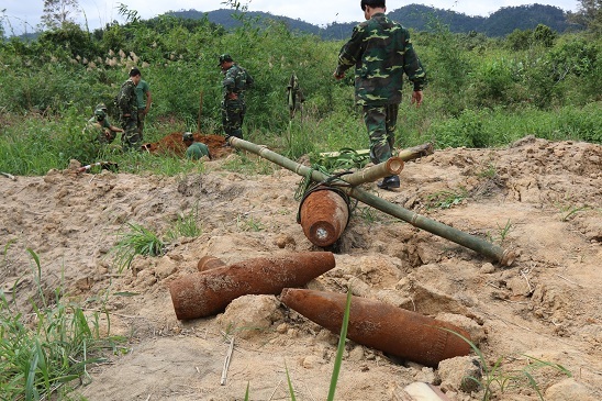 Phát hiện quả bom nặng hơn 200kg còn nguyên kíp nổ - 1
Lực lượng chức năng đang đào hố để chuẩn bị phá hủy số bom, đạn chiều 4/1