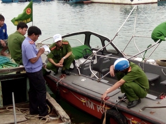 Trung úy Biên phòng bị tàu cá tông tử vong - 1
Ca nô tuần tra của đồn biên phòng Lý Sơn hư hỏng sau vụ va chạm. (Ảnh: Văn Mịnh - Đài Truyền thanh Lý Sơn)