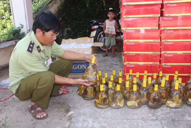 Bắt giữ xe chở mỹ phẩm, rượu rắn lớn không rõ nguồn gốc - 1
Lực lượng chức năng đang kiểm đếm rượu trên chiếc xe tải