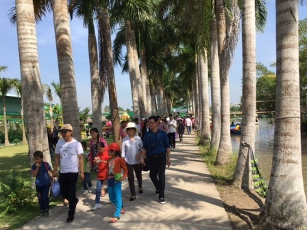 Du xuân ngắm cảnh miệt vườn, xem trò đua heo ngày mùng 2 Tết - 19 Du xuân ngắm cảnh miệt vườn, xem trò đua heo ngày mùng 2 Tết - 19