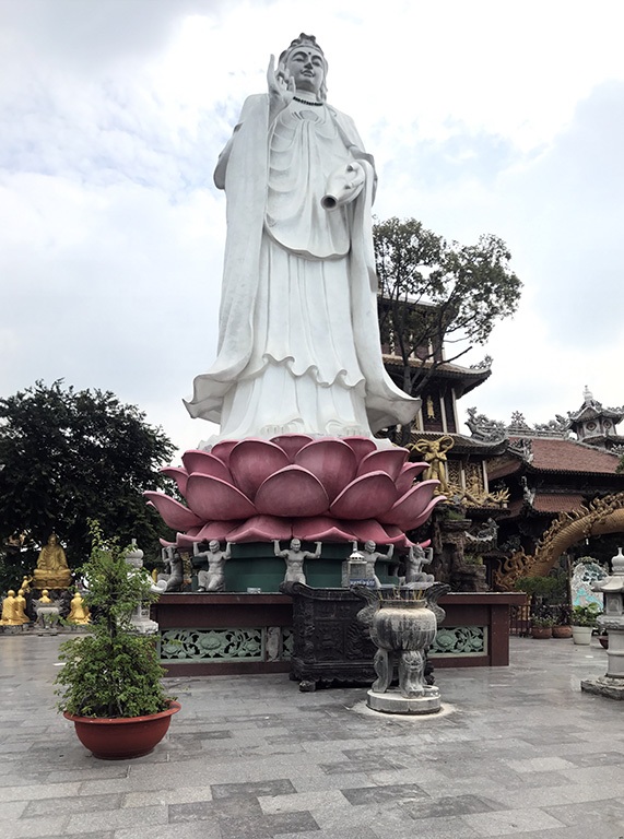 Thực hư ngôi chùa "oán" tình nhân ở Bình Dương - 2 Từ xa khách du lịch có thể nhìn thấy chùa với bức tượng Quan Âm cao 22,5m.