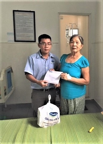 Đại diện Vinamilk trao quà đến Mẹ Việt Nam anh hùng