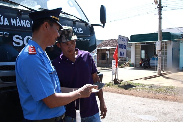 Thanh tra giao thông kiểm tra xe có dấu hiệu vi phạm
