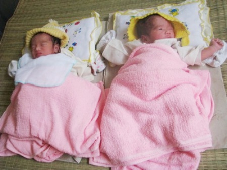 Cuộc sống khốn khó của chị em sinh đôi mang tên Mỹ Nhân, Mỹ Ái - 1 Hai cháu Mỹ Nhân, Mỹ Ái của 9 năm về trước. Tên của 2 cháu do chính Tổng biên tập báo Dân trí Phạm Huy Hoàn đặt theo nguyện vọng của gia đình.