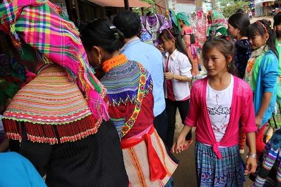 Phiên chợ Tết của người Mông trên cao nguyên Đắk Nông - 3 Người Mông có thói quen dành cả ngày đi chợ, nên thời điểm đông nhất là vào khoảng 11,12 giờ trưa