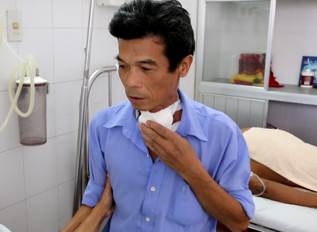 Thương người đàn ông bị ung thư chăm vợ tai biến đang hôn mê - 4
Anh Quang bị ung thư thanh quản, đã phẫu thuật, nhưng không có tiền điều trị tiếp