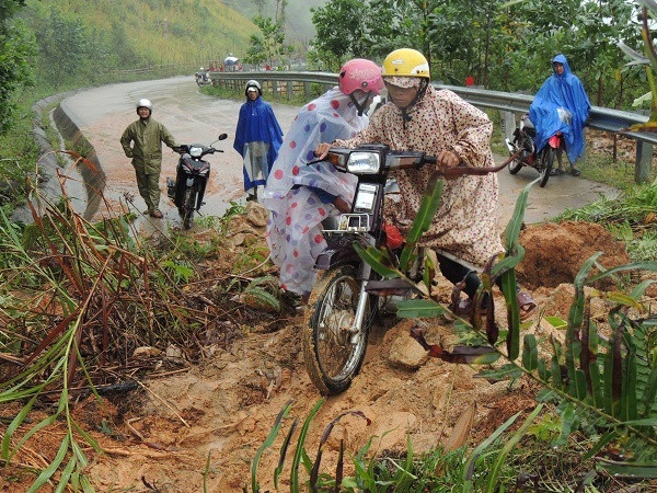 Nhiều điểm sạt lở gây ách tắc giao thông, trong khi mưa lớn vẫn tiếp diễn gây khó khăn cho công tác khắc phục