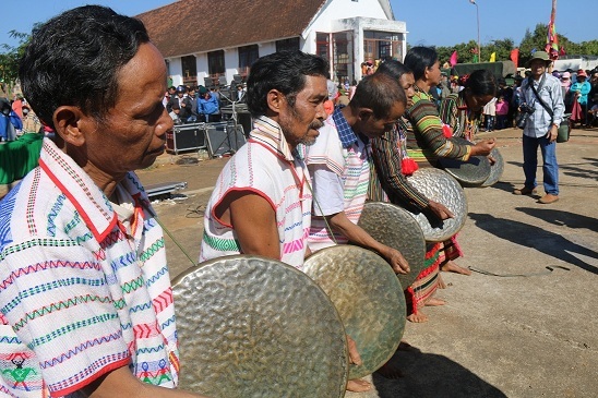 Hai anh em rủ nhau “giữ hồn” văn hóa Mạ - 3
Giống như em trai, nghệ nhân K’Tiêng (thứ 2 từ trái qua) cũng nặng lòng với văn hóa Mạ