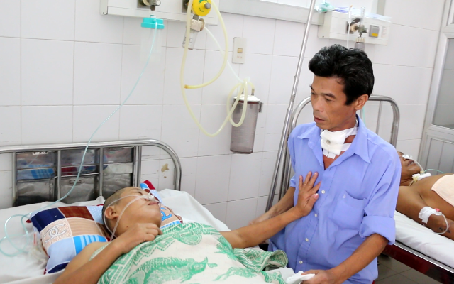 Thương người đàn ông bị ung thư chăm vợ tai biến đang hôn mê - 1
Anh Thanh bị ung thư thanh quản, còn chị Thảo bị xuất huyết não