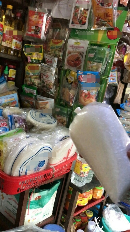 TPHCM: Gia vị “3 không” vẫn bán công khai tại các chợ - 4 Một tiểu thương tại chợ Hóc Môn cho biết phải bán các loại gia vị “3 không” lén lút vì các cơ quan chức năng phạt rất nặng.