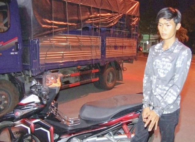 Tài xế chở nghi phạm trộm bò vào thẳng trụ sở công an - 1 Tài xế chở nghi phạm trộm bò vào thẳng trụ sở công an - 1